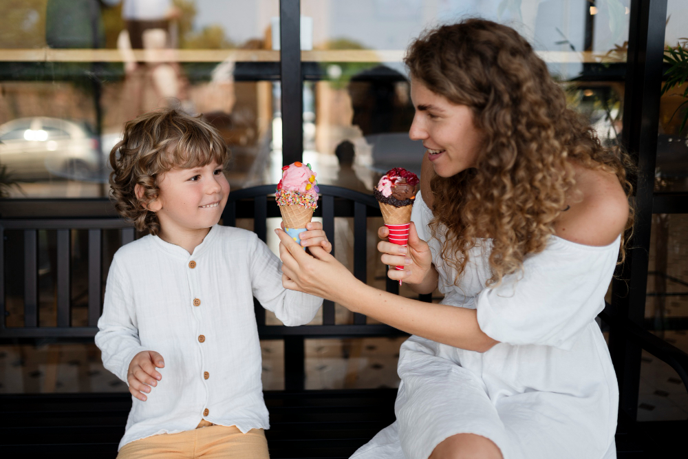 Mamma che prendi il Gelato sulla panchina 